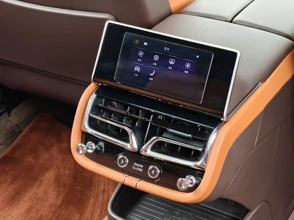 Bentley Bentayga 2023 — фото 15