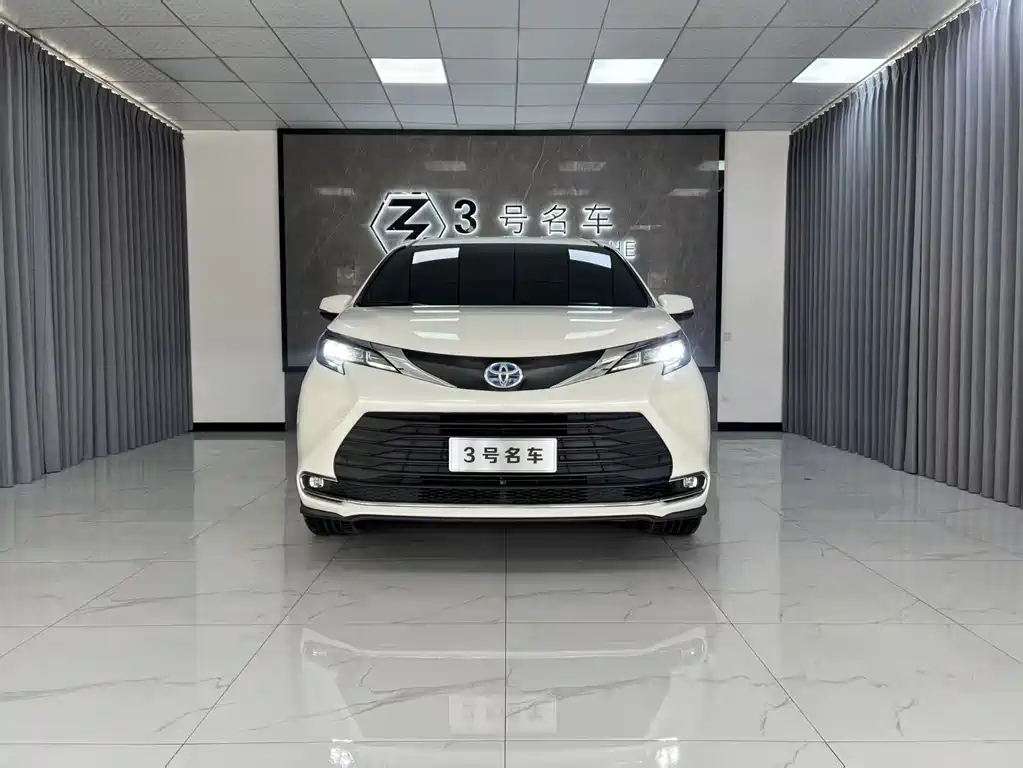 Toyota Sienna 2022 — фото 1
