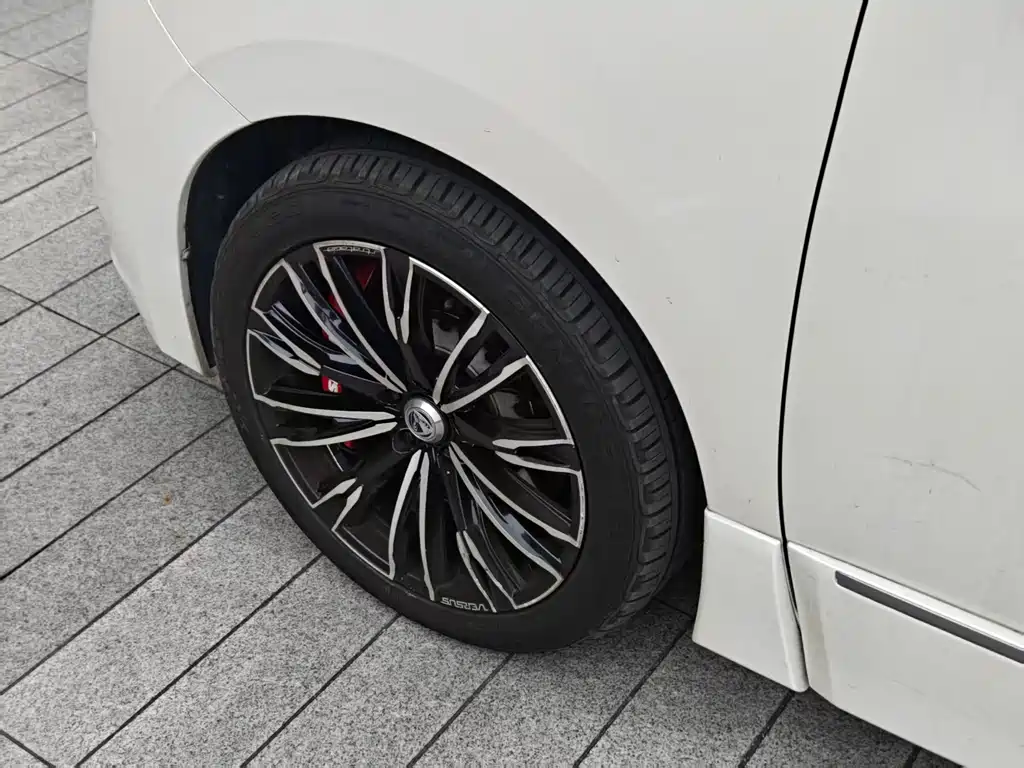 Nissan Quest 2017 — фото 19