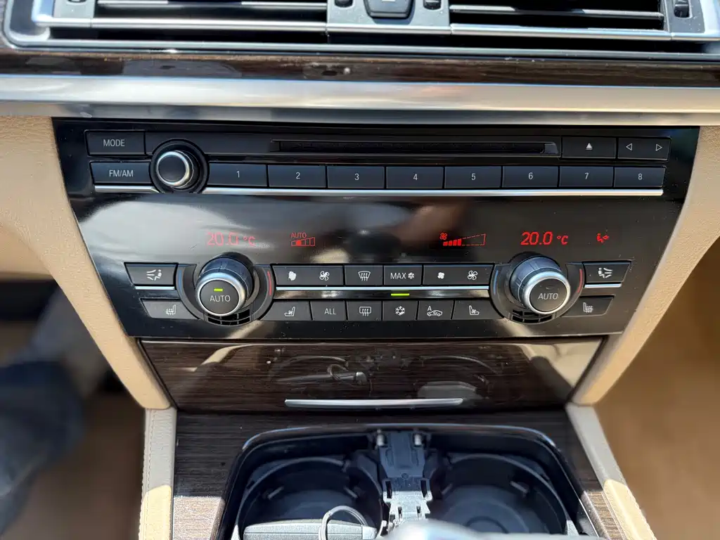 BMW 7 Series 2011 — фото 13