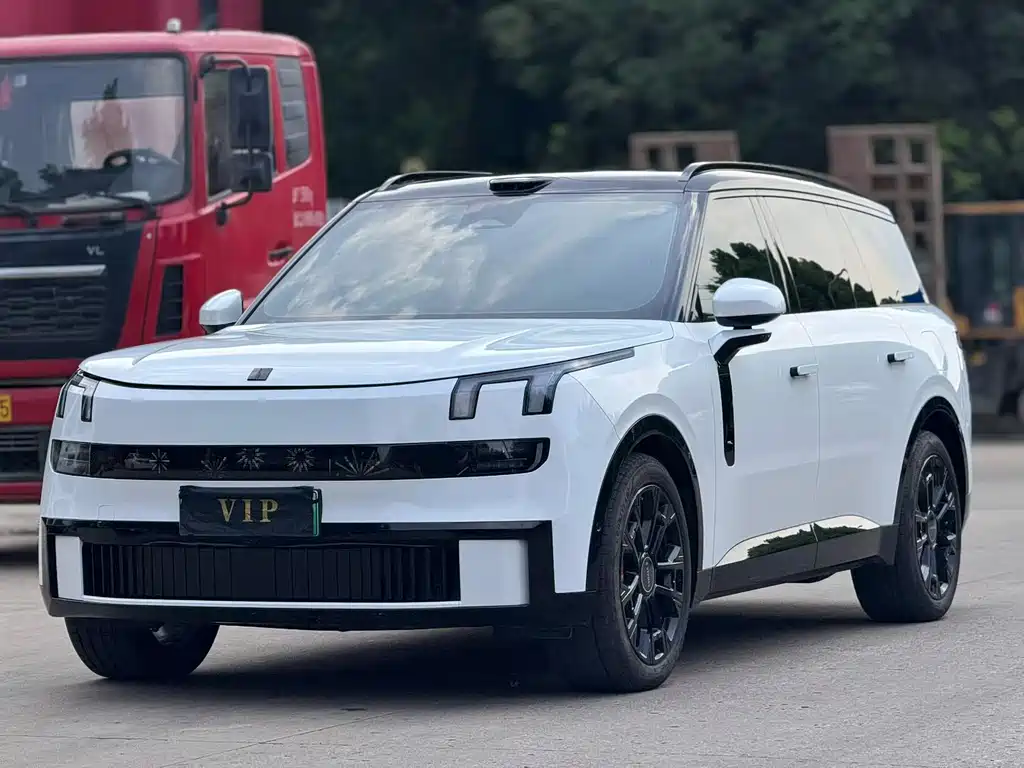 Lynk & Co 900 2025