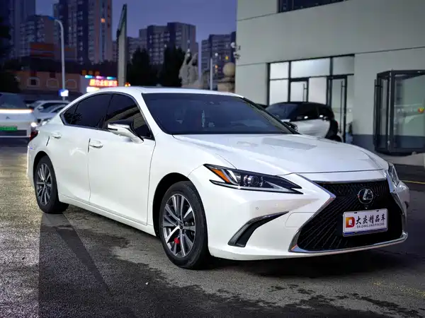 Lexus ES 2020