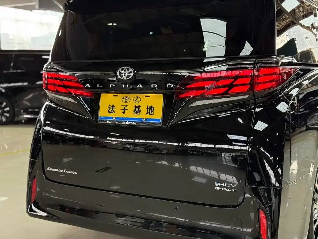 Toyota Alphard 2023 — фото 24