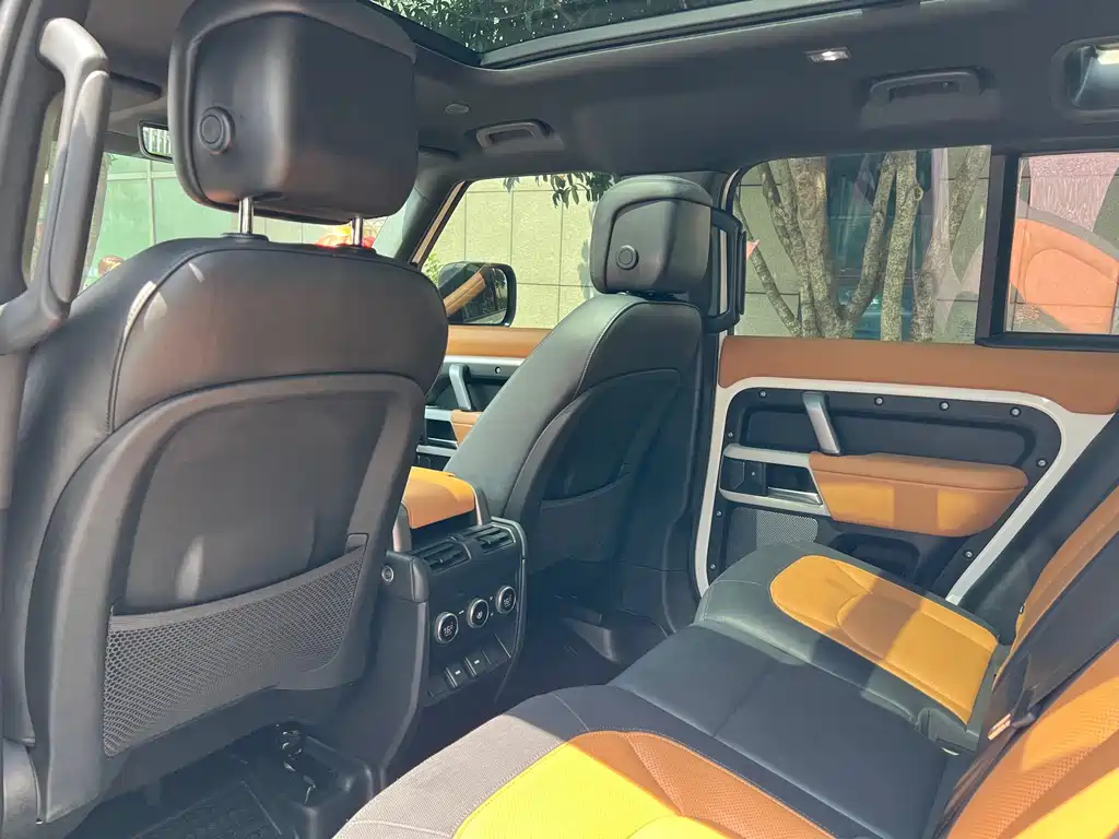 Land Rover Defender 2023 — фото 13