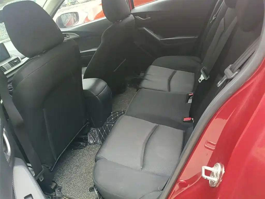 Mazda 3 Axela 2018 — фото 17