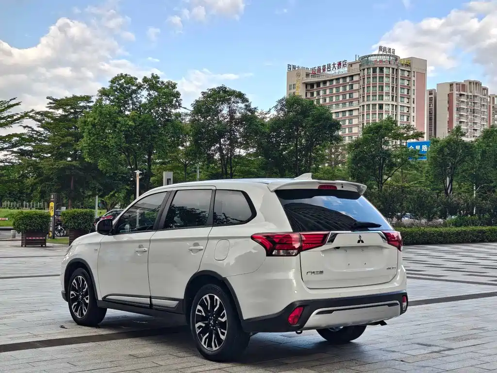 Mitsubishi Outlander 2021 — фото 15
