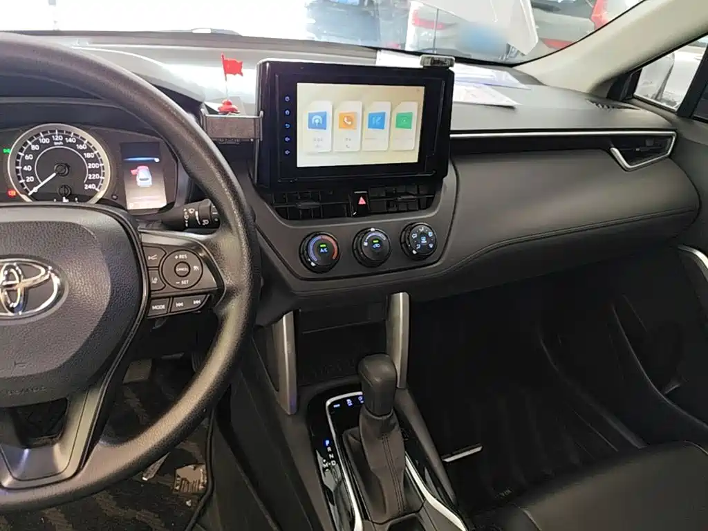 Toyota Corolla Cross 2022 — фото 10