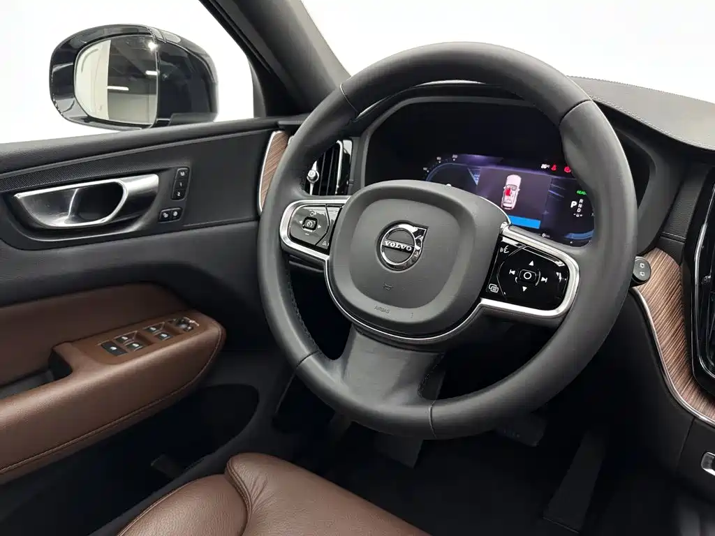 Volvo XC60 Plug-In Hybrid 2023 — фото 10