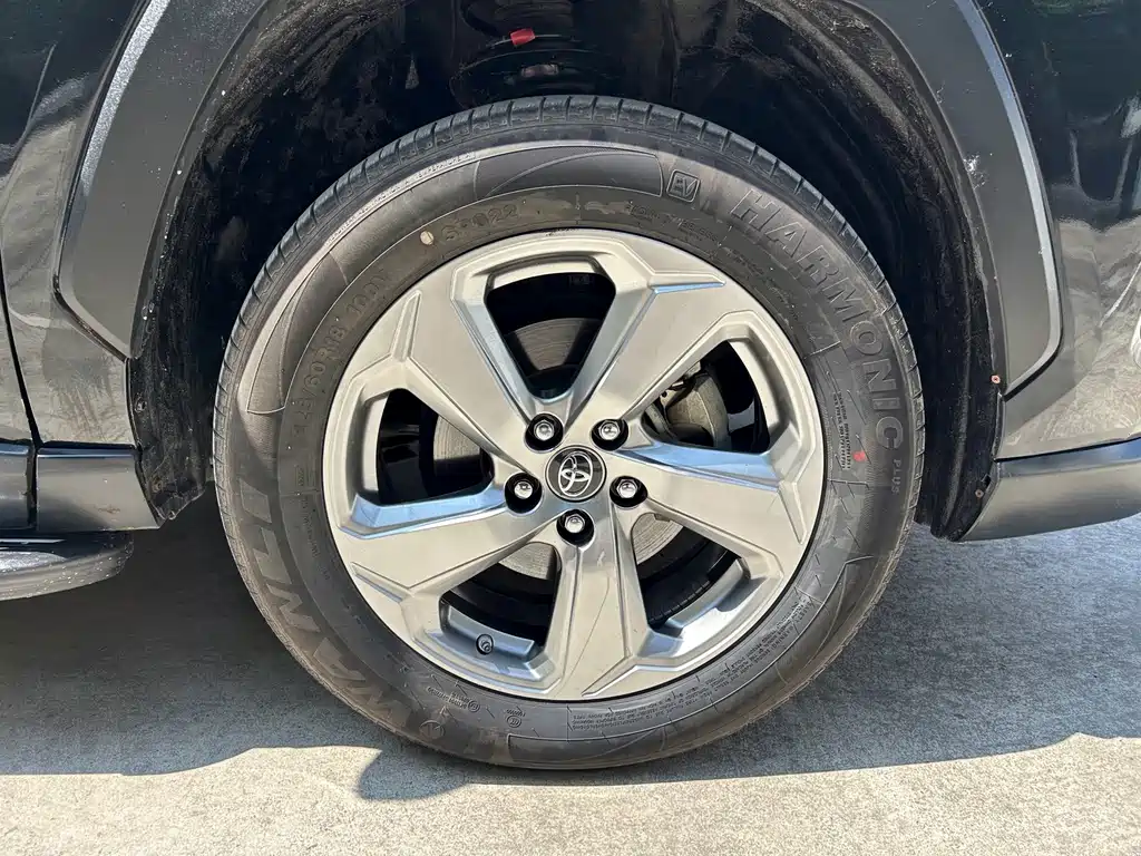 Toyota RAV4 2021 — фото 13