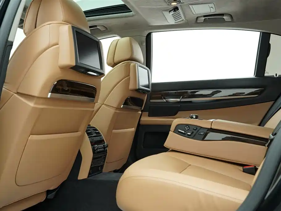 BMW 7 Series 2011 — фото 14