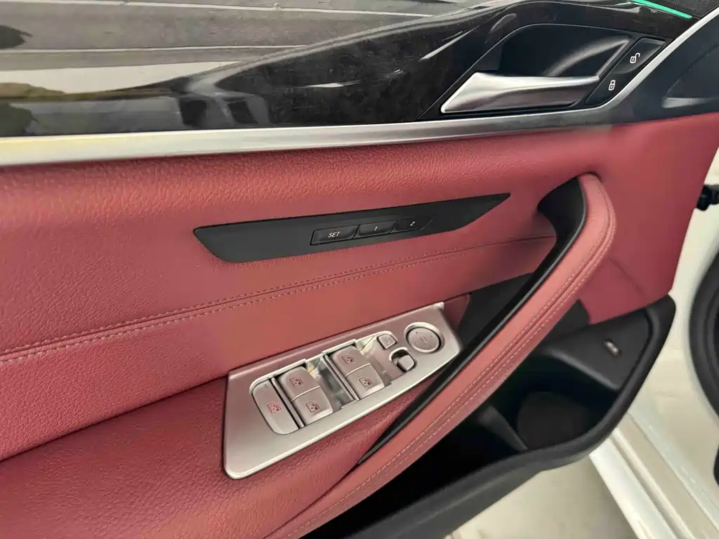 BMW 5 Series 2018 — фото 11