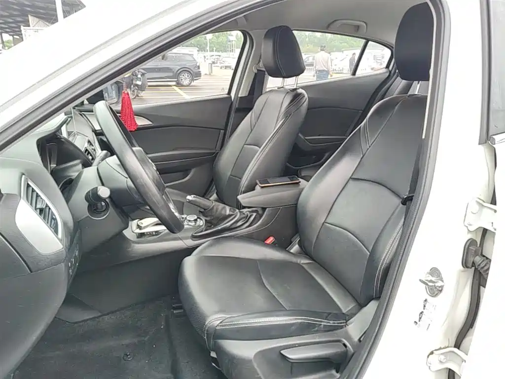 Mazda 3 Axela 2018 — фото 15