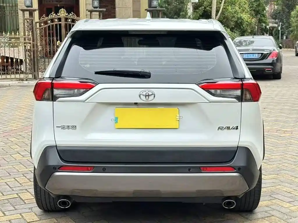 Toyota RAV4 2023 — фото 5