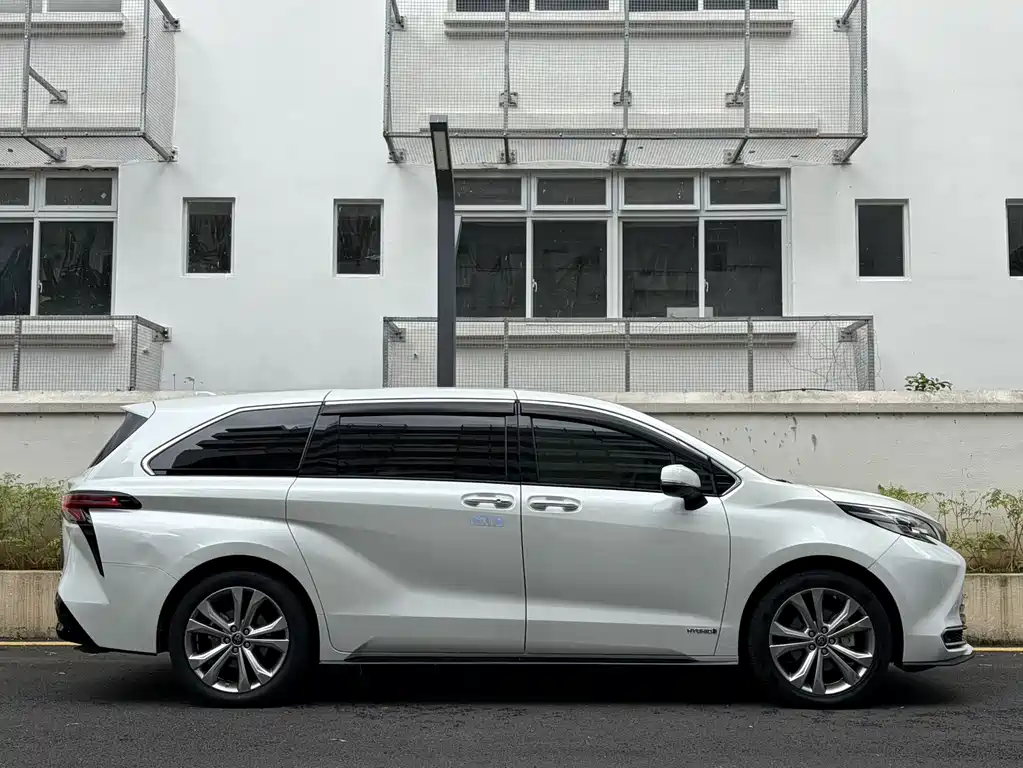 Toyota Sienna 2023 — фото 4