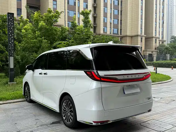 Lexus LM 2026