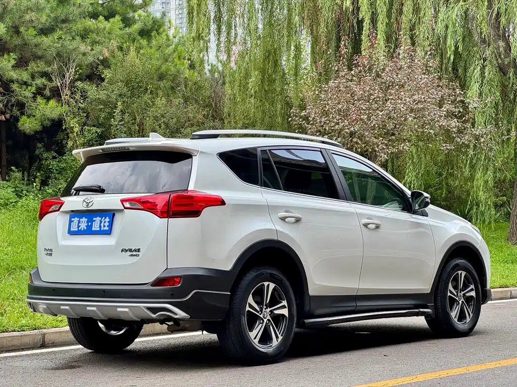 Toyota RAV4 2015 — фото 13