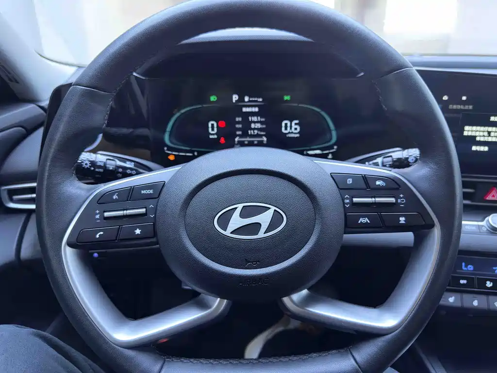 Hyundai Elantra 2023 — фото 13