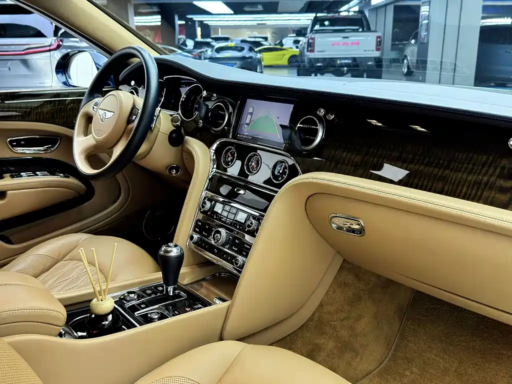 Bentley Mulsanne 2017 — фото 18