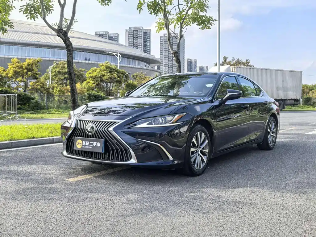 Lexus ES 2020 — фото 1