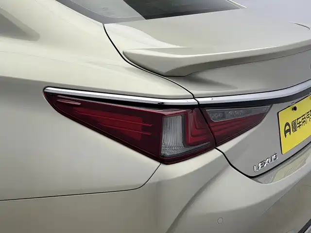 Lexus ES 2020 — фото 11