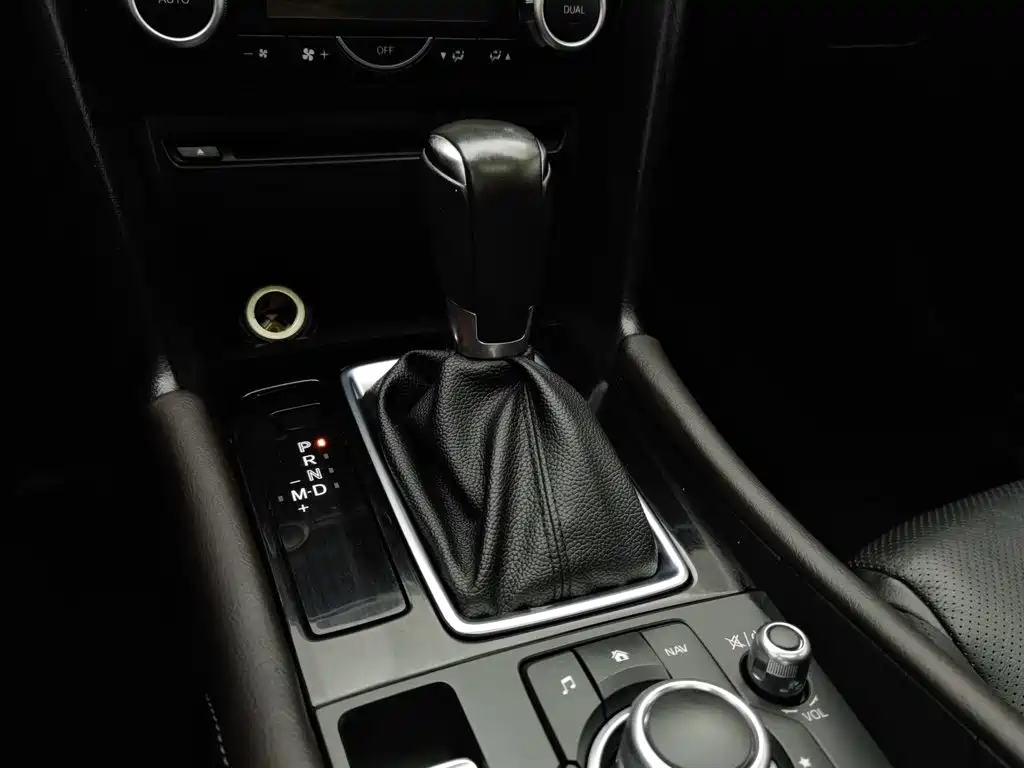 Mazda 3 Axela 2018 — фото 13