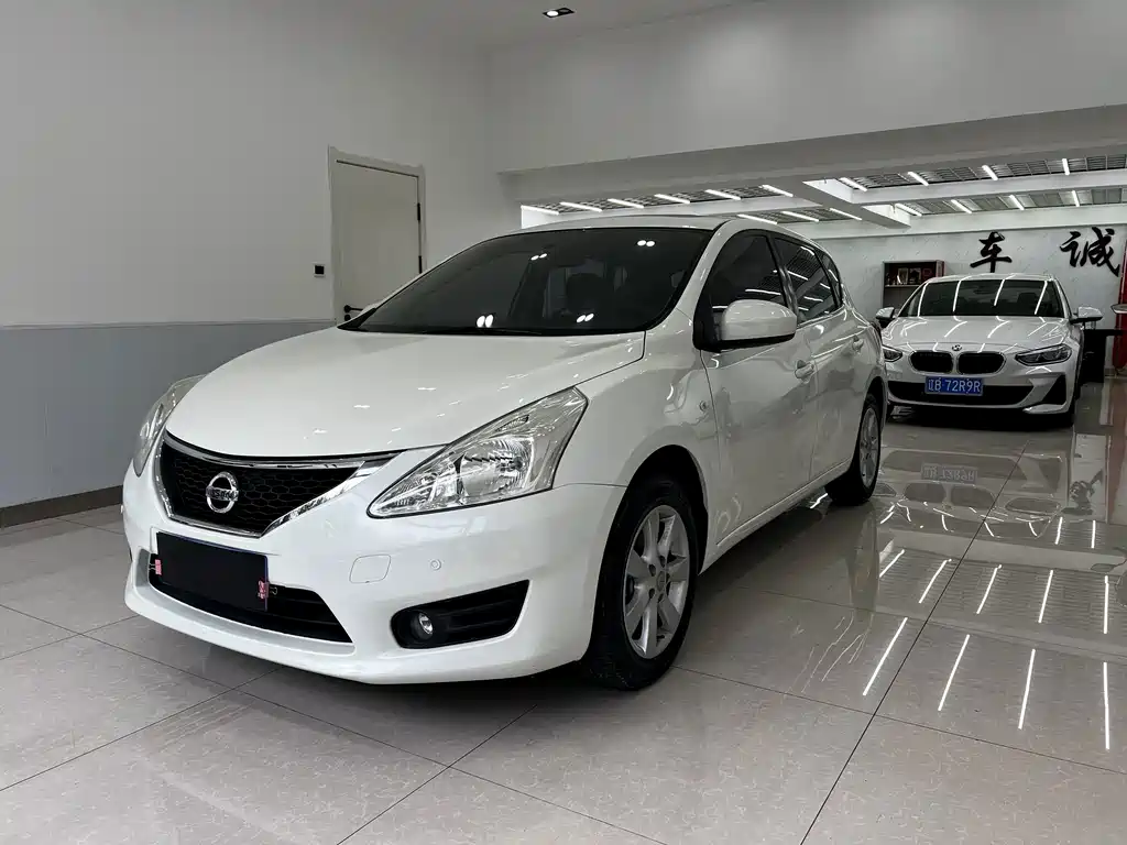 Nissan Tiida 2015 — фото 1