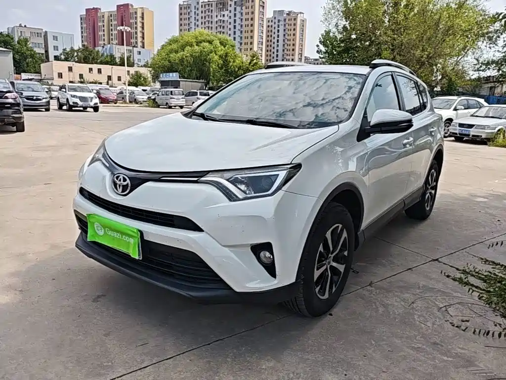 Toyota RAV4 2018 — фото 1
