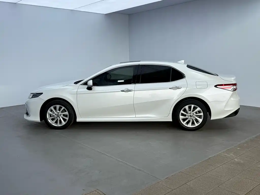 Toyota Camry 2023 — фото 7