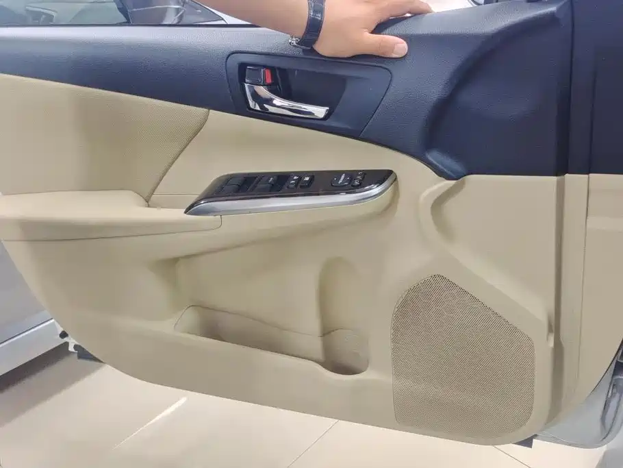 Toyota Camry 2015 — фото 7