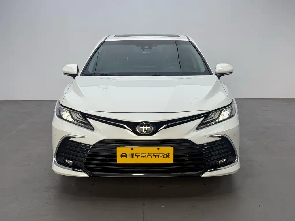 Toyota Camry 2023 — фото 2
