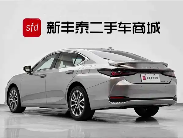 Lexus ES 2025