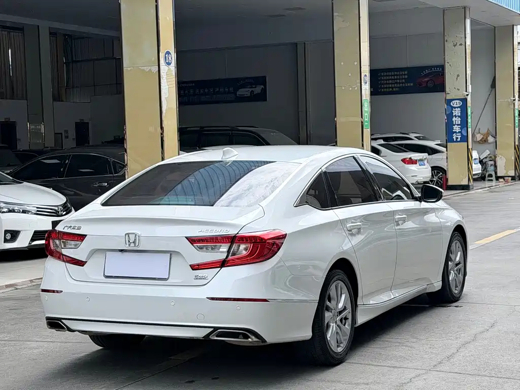 Honda Accord 2018 — фото 11