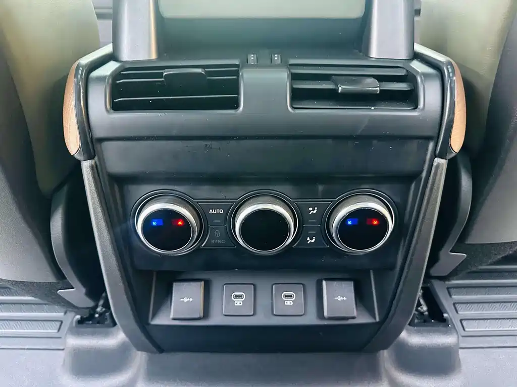 Land Rover Defender 2021 — фото 17