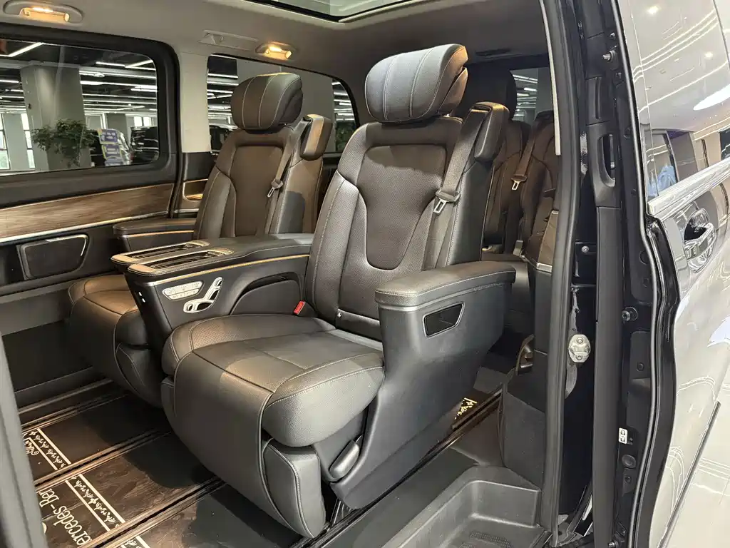Mercedes-Benz V-Class 2023 — фото 13