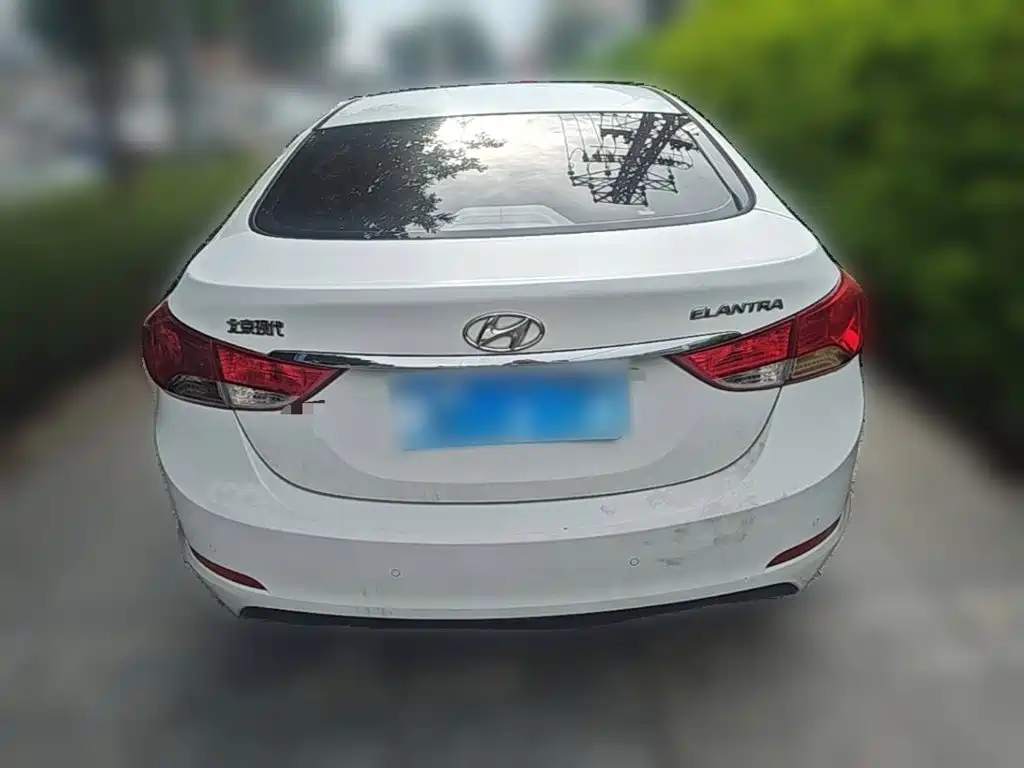 Hyundai Elantra 2015 — фото 10