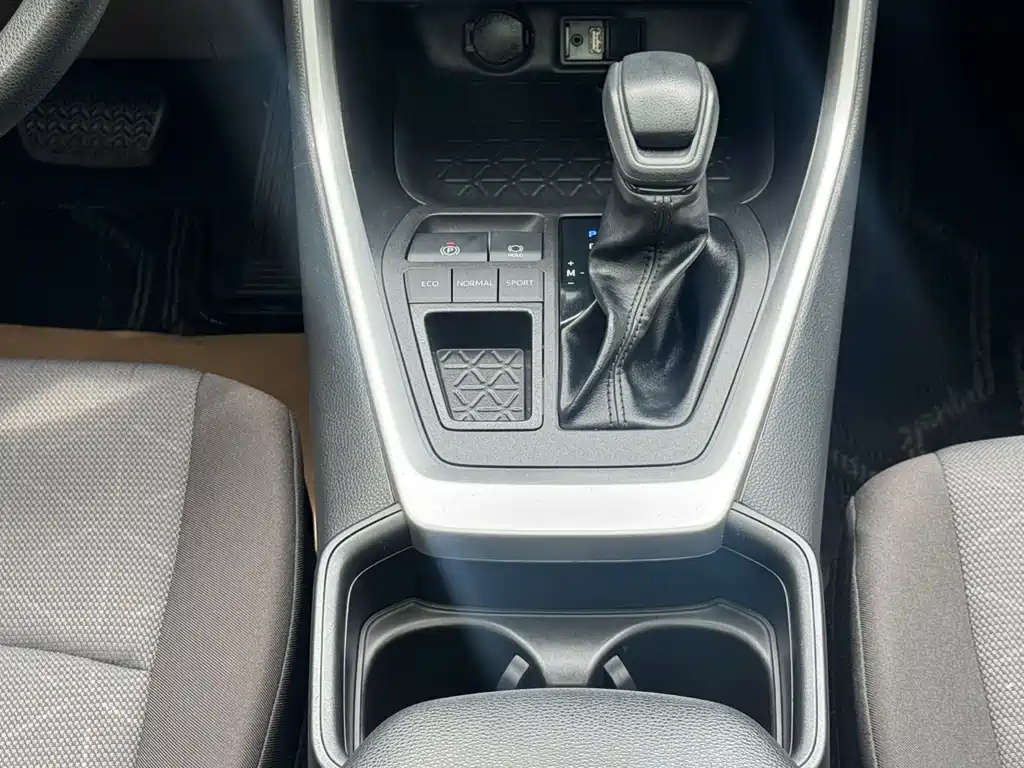 Toyota RAV4 2023 — фото 17