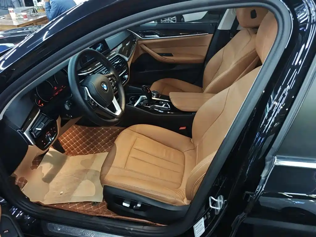 BMW 5 Series 2018 — фото 15