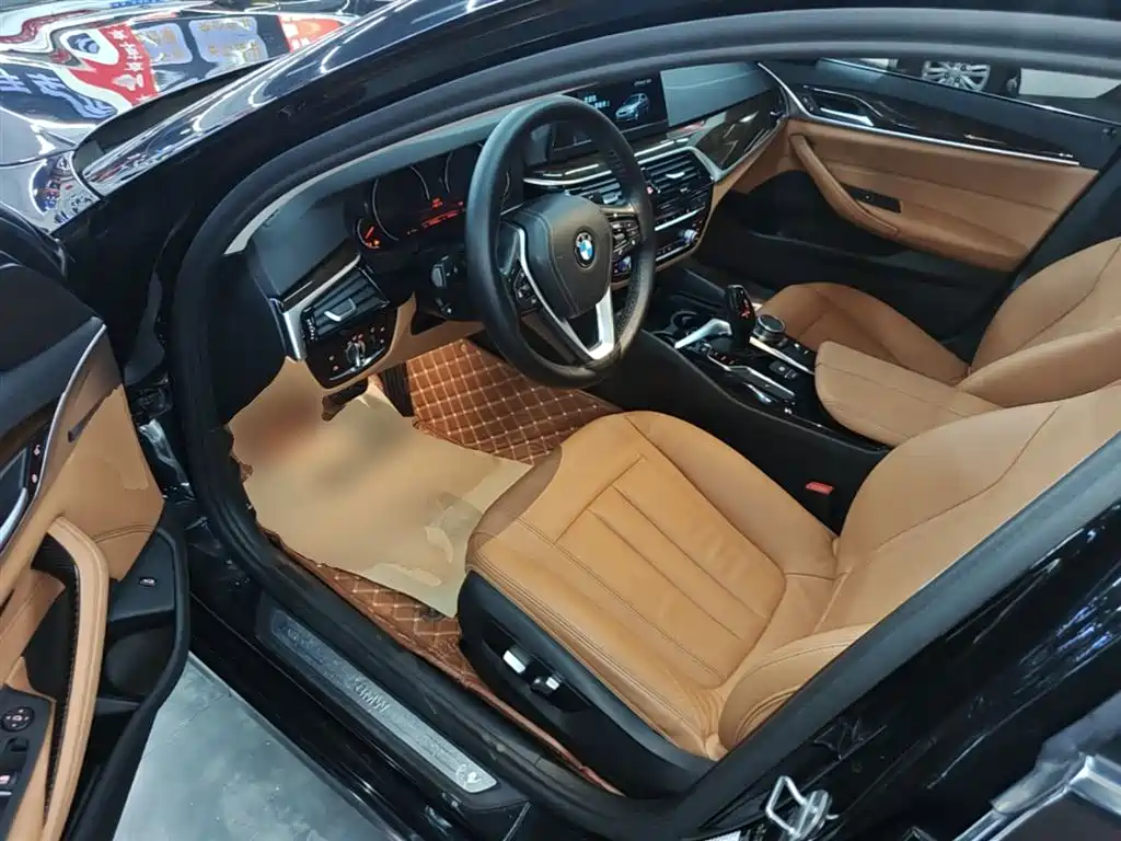 BMW 5 Series 2018 — фото 16