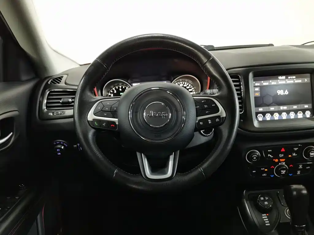 Jeep Compass 2017 — фото 11