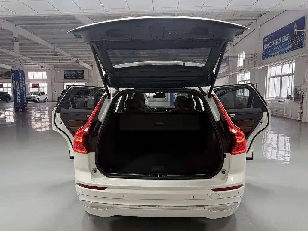 Volvo XC60 2022 — фото 16