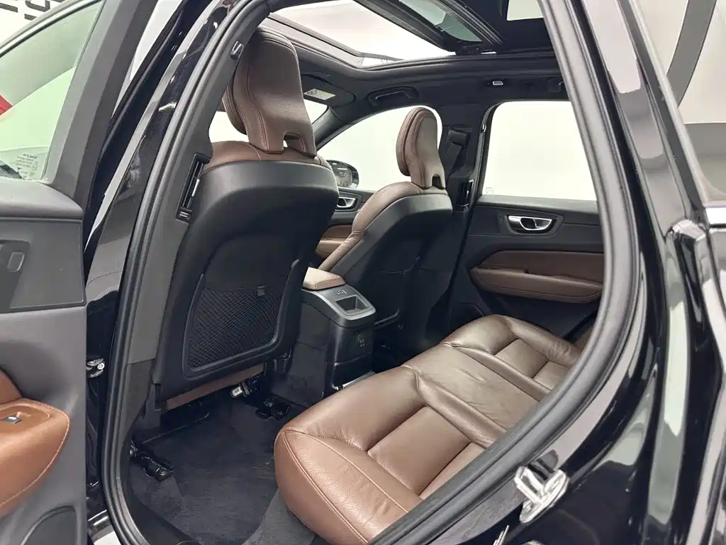 Volvo XC60 Plug-In Hybrid 2023 — фото 21