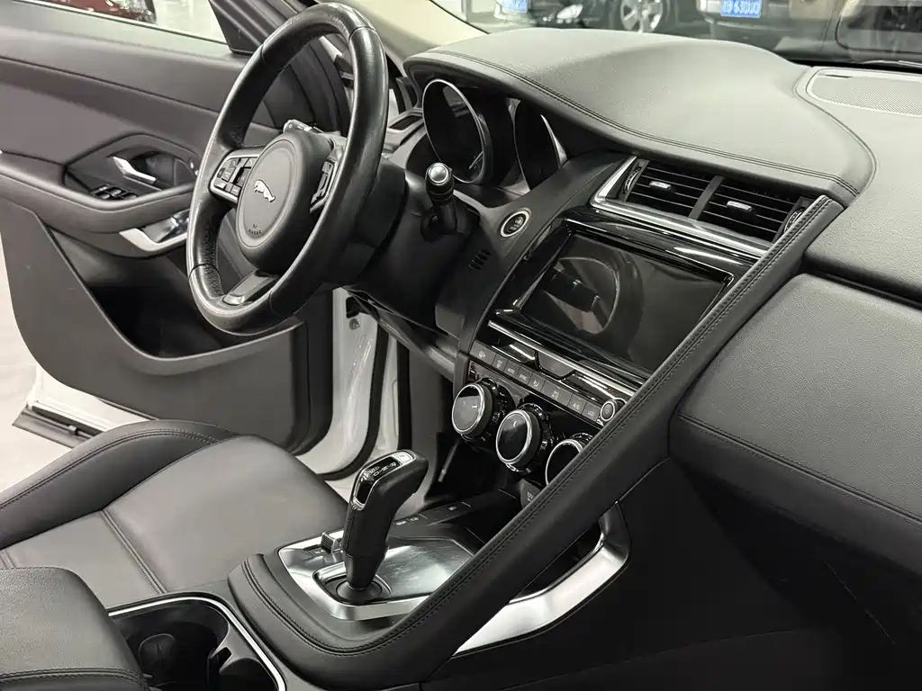 Jaguar E-PACE 2020 — фото 16