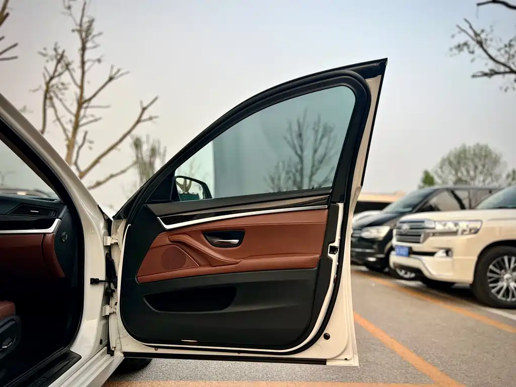 BMW 5 Series 2015 — фото 22