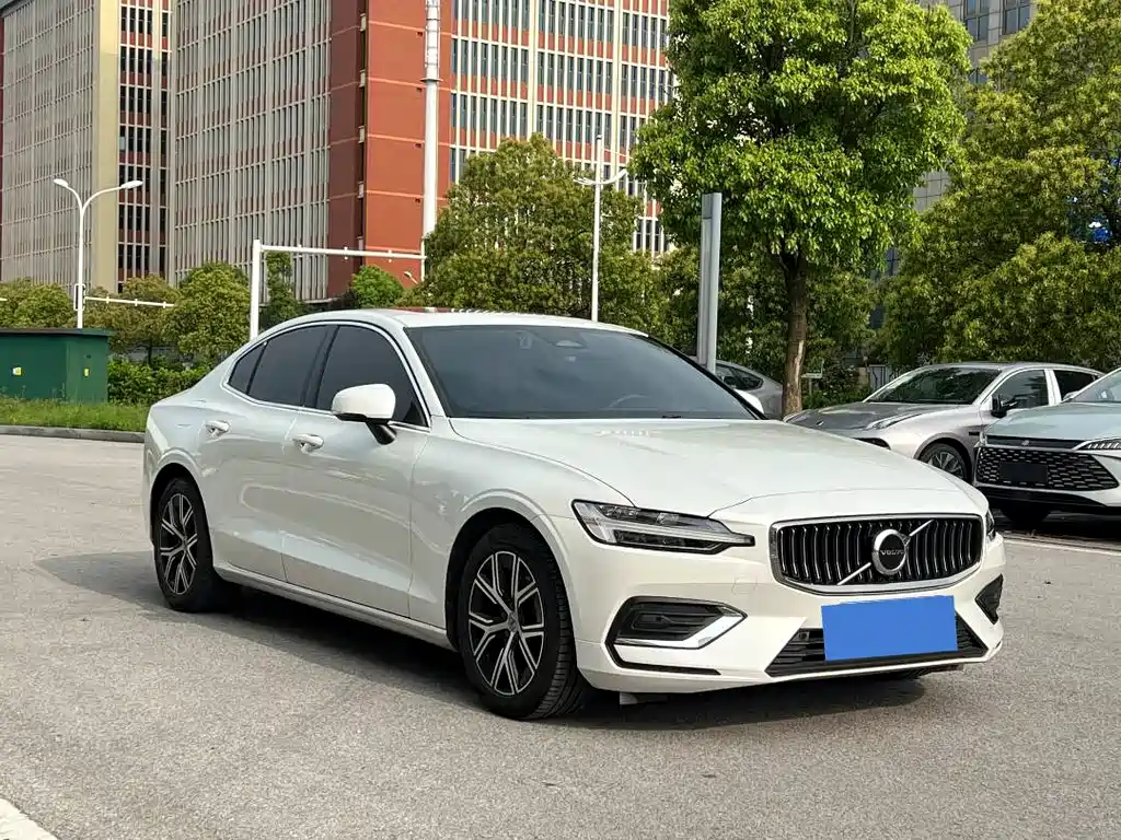 Volvo S60 2024 — фото 3