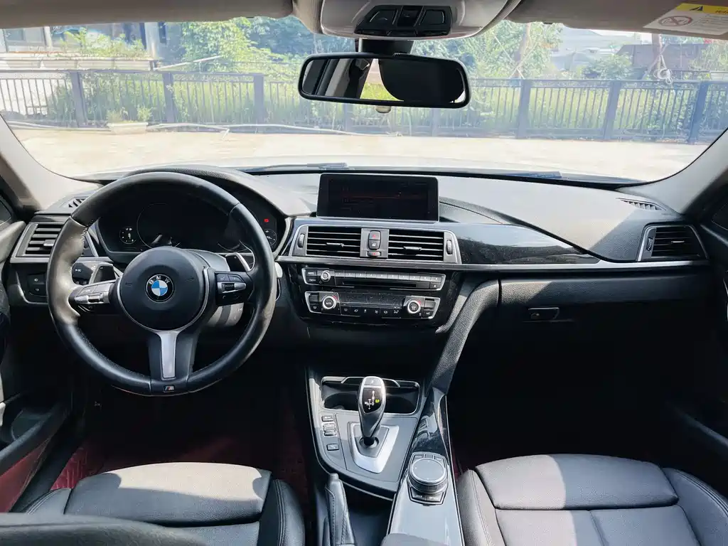 BMW 3 Series 2019 — фото 10