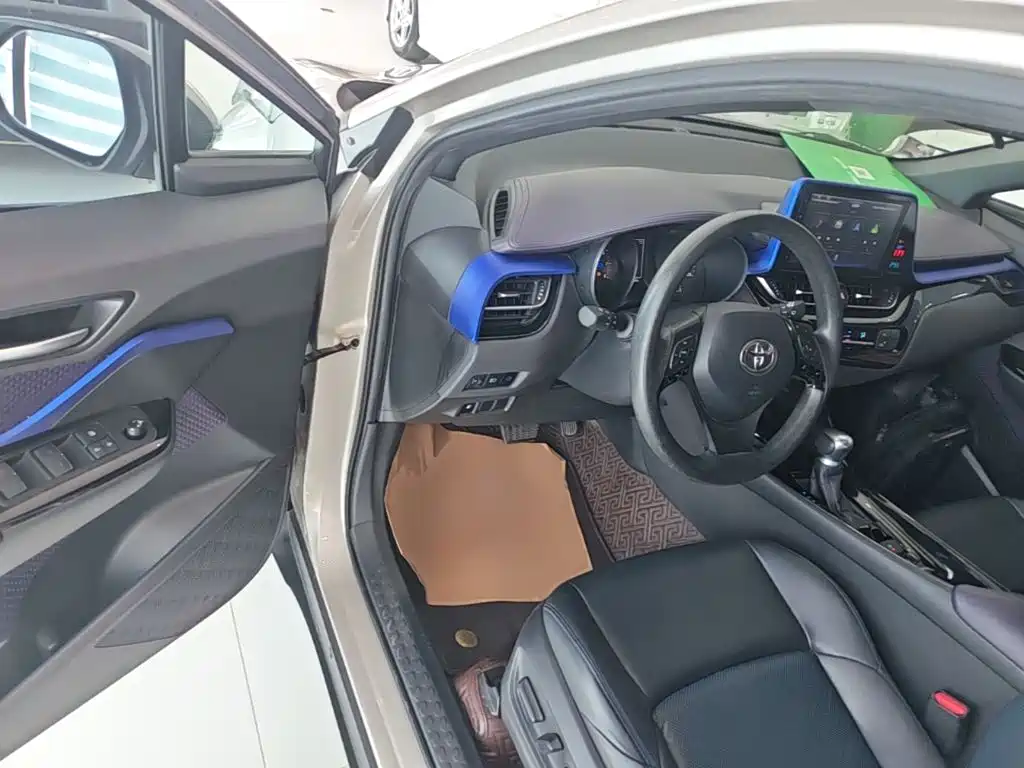 Toyota C-HR 2020 — фото 16