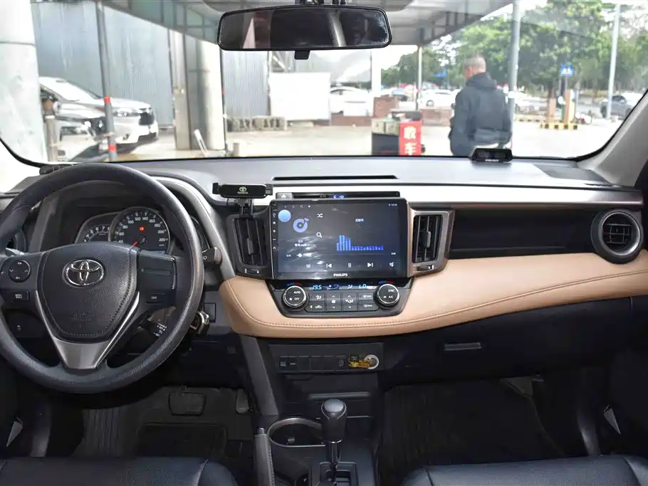Toyota RAV4 2019 — фото 12
