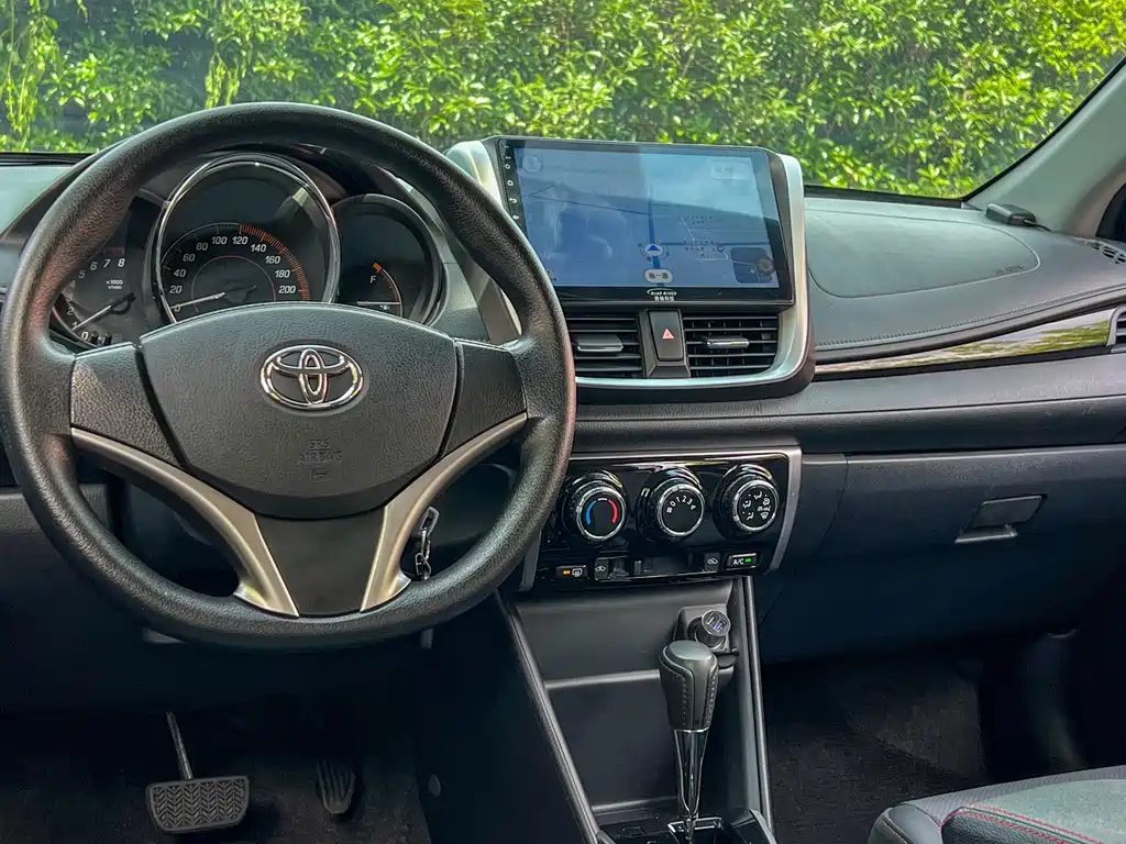 Toyota Yaris L 2020 — фото 10
