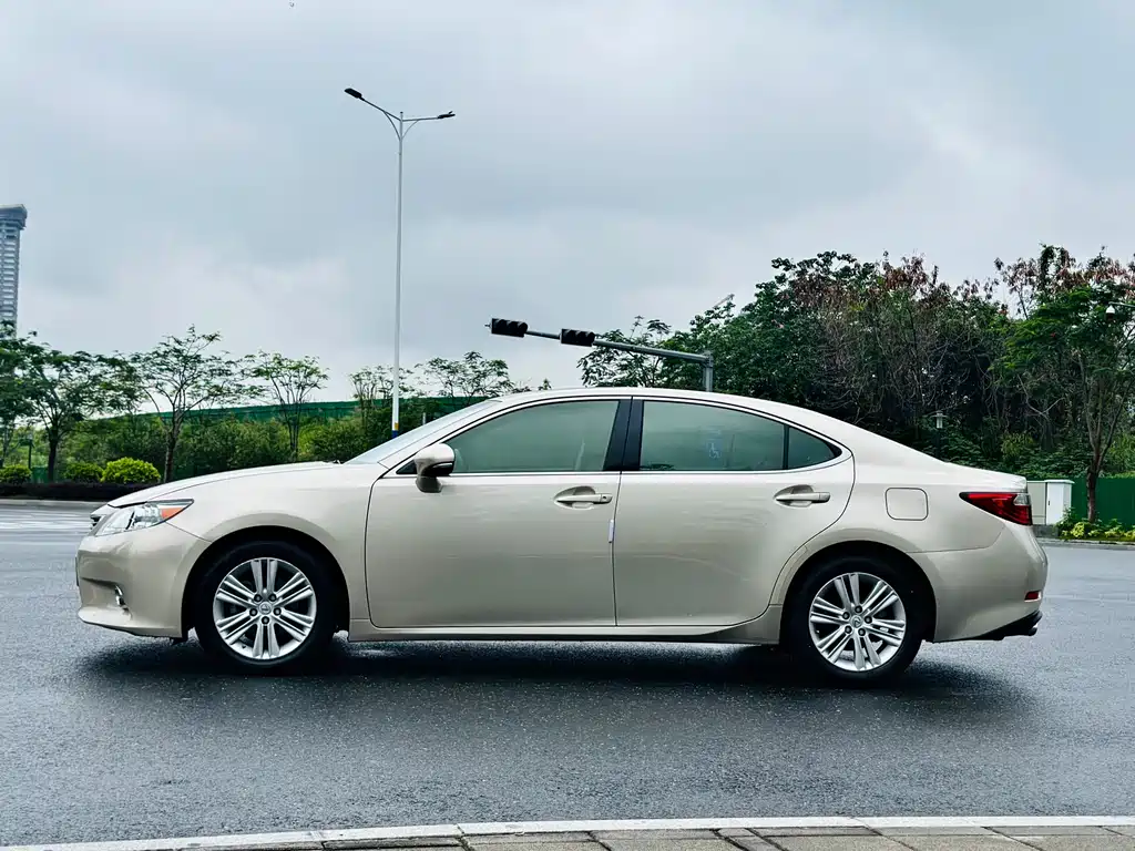 Lexus ES 2014 — фото 17