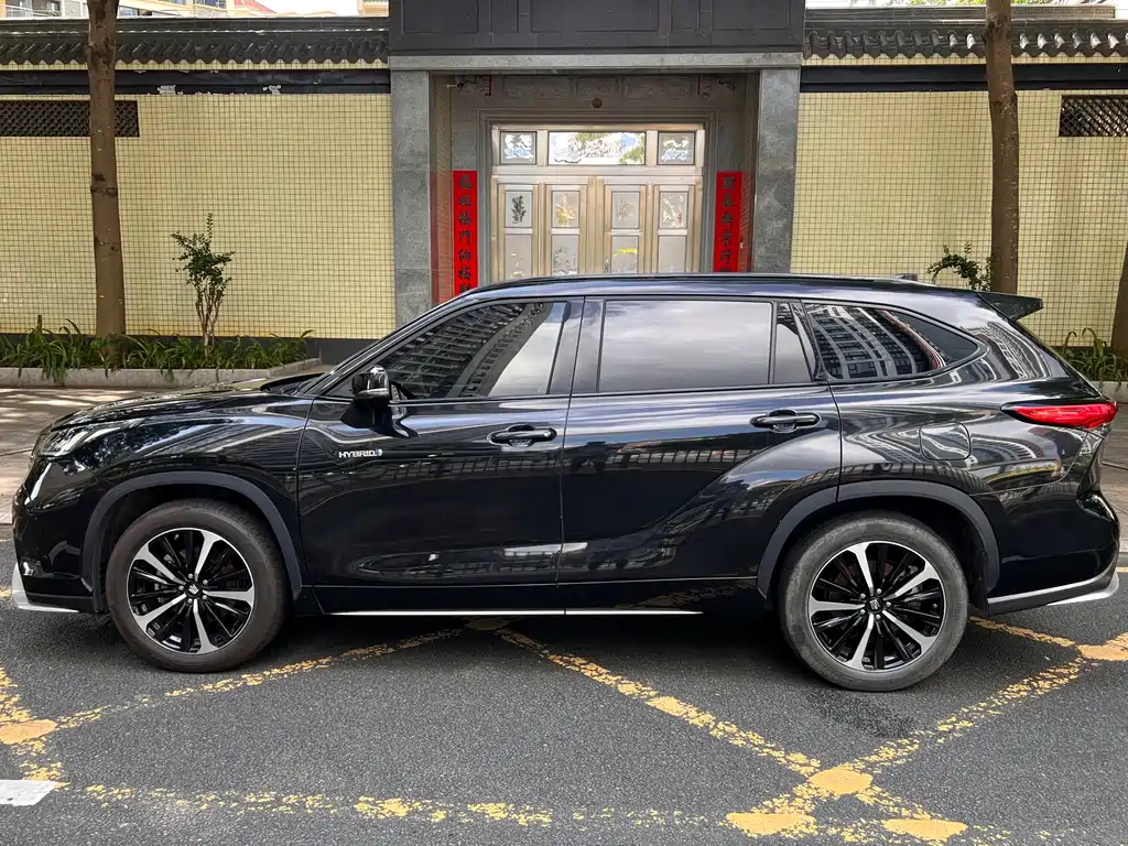 Toyota Crown Kluger 2023